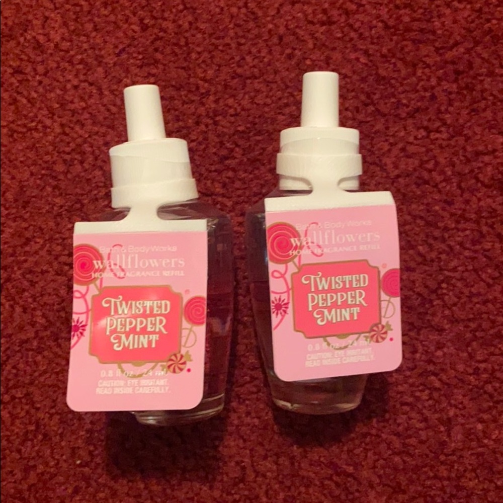 NWT BBW Twisted Peppermint Wallflowers